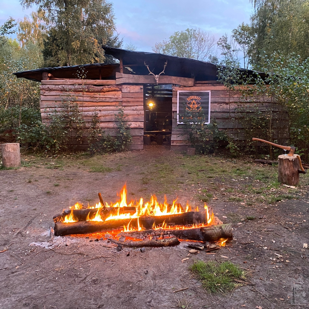Bushcraft Camp Brandenburg Hütte Vorderseite